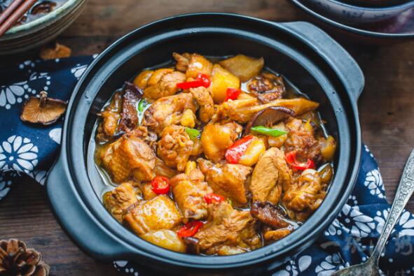 黄焖鶏（ホアンメンジー）